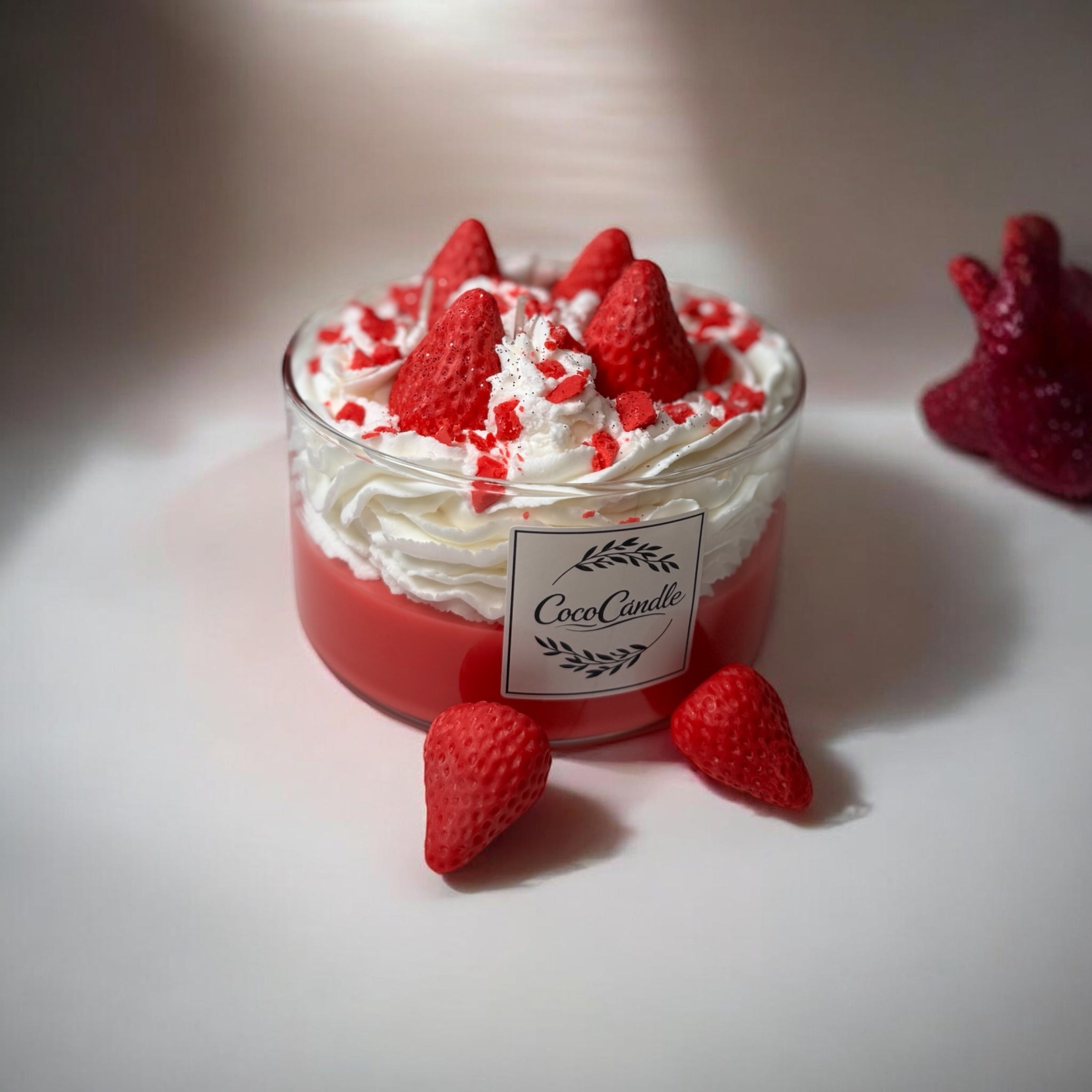 Handgemachte Dessert-Kerze "Erdbeer-Versuchung" – Rote & Weiße Sojawachs-Schichten