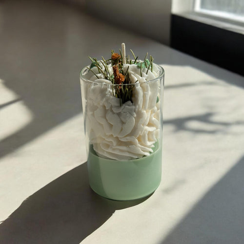 Alpine Forest: Grüne Sojawachs-Dessertkerze mit echten Tannenzweigen