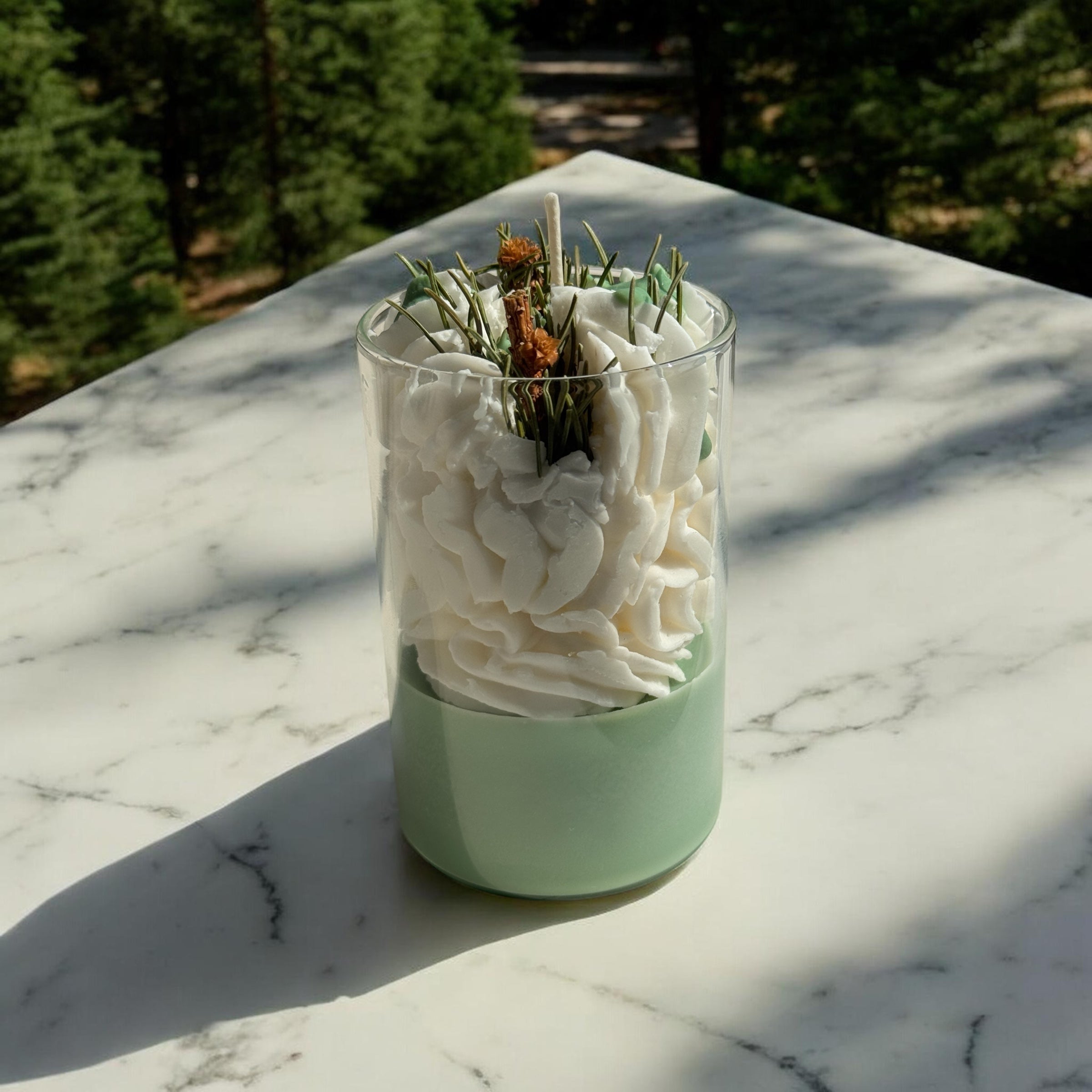 Alpine Forest: Grüne Sojawachs-Dessertkerze mit echten Tannenzweigen