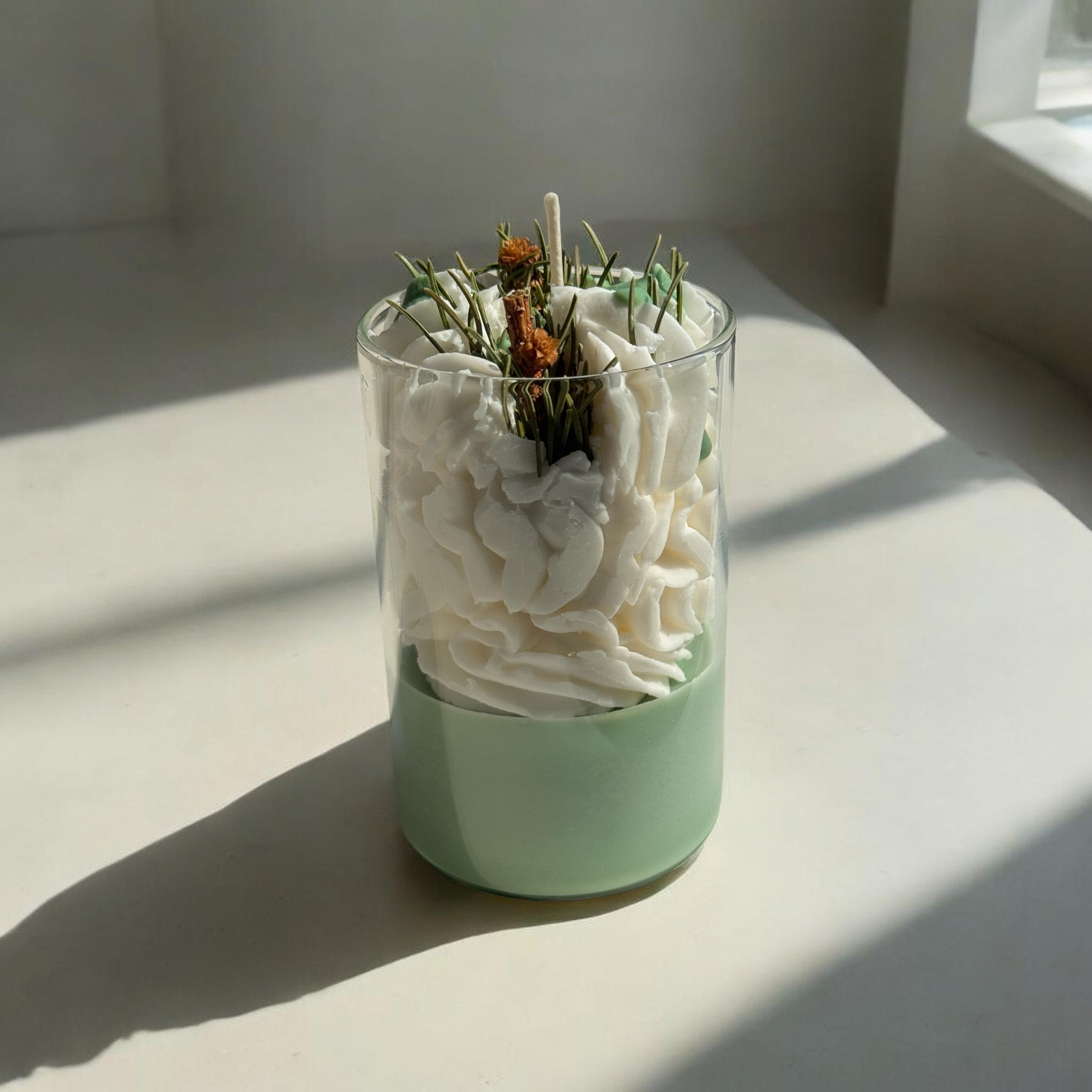 Alpine Forest: Grüne Sojawachs-Dessertkerze mit echten Tannenzweigen