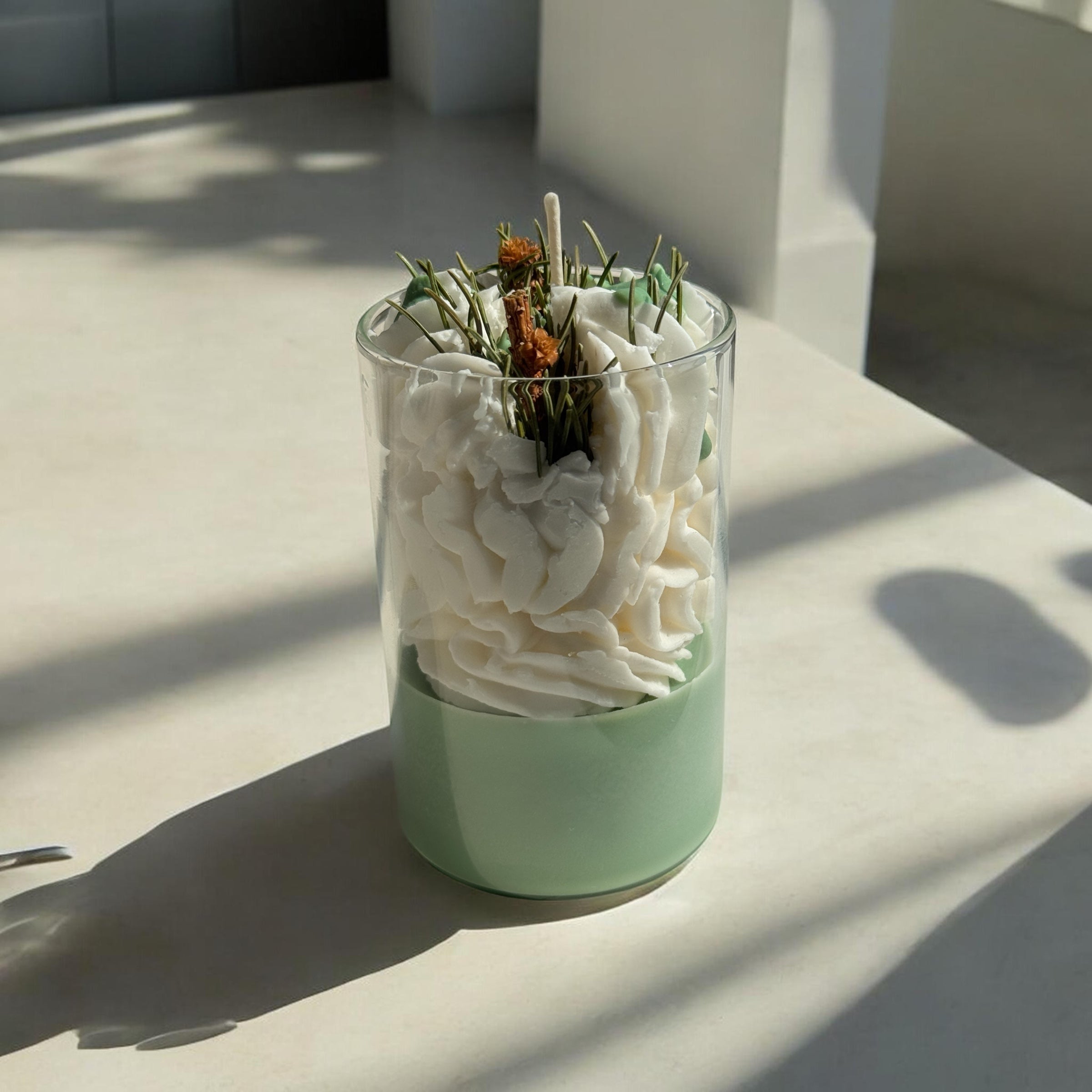 Alpine Forest: Grüne Sojawachs-Dessertkerze mit echten Tannenzweigen