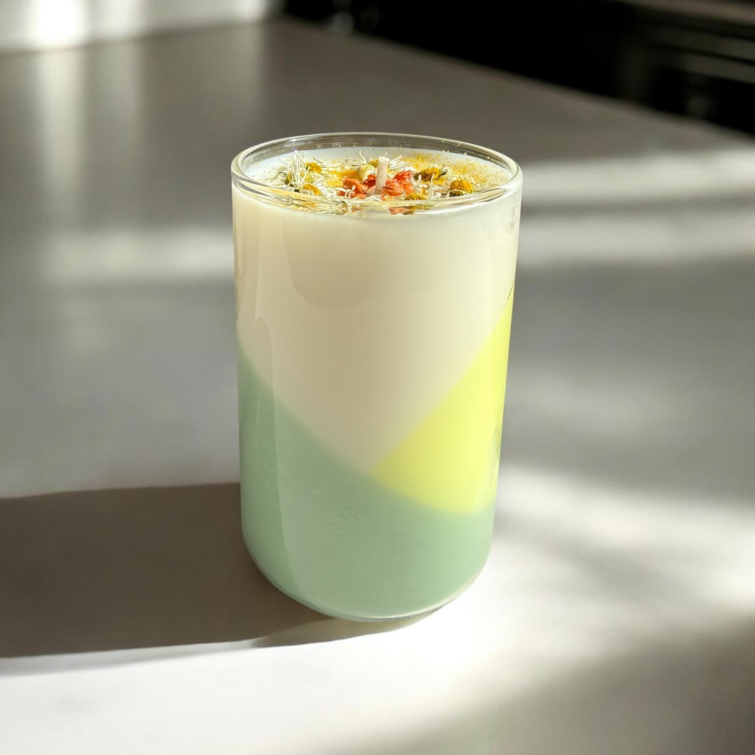 Handgemachte Sojawachs-Kerze "Blumenwiese" mit Gänseblümchen & Blumensamen