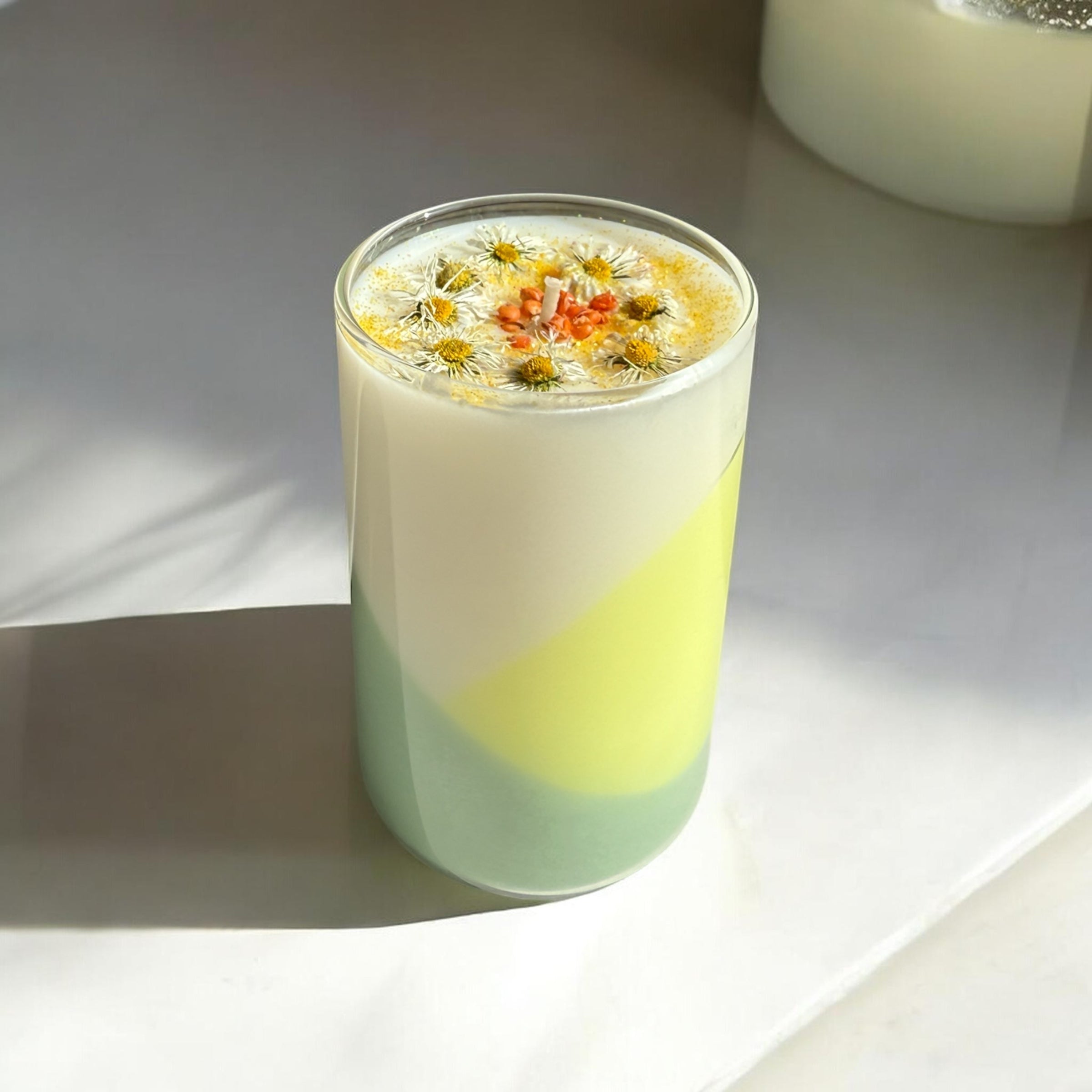 Handgemachte Sojawachs-Kerze "Blumenwiese" mit Gänseblümchen & Blumensamen