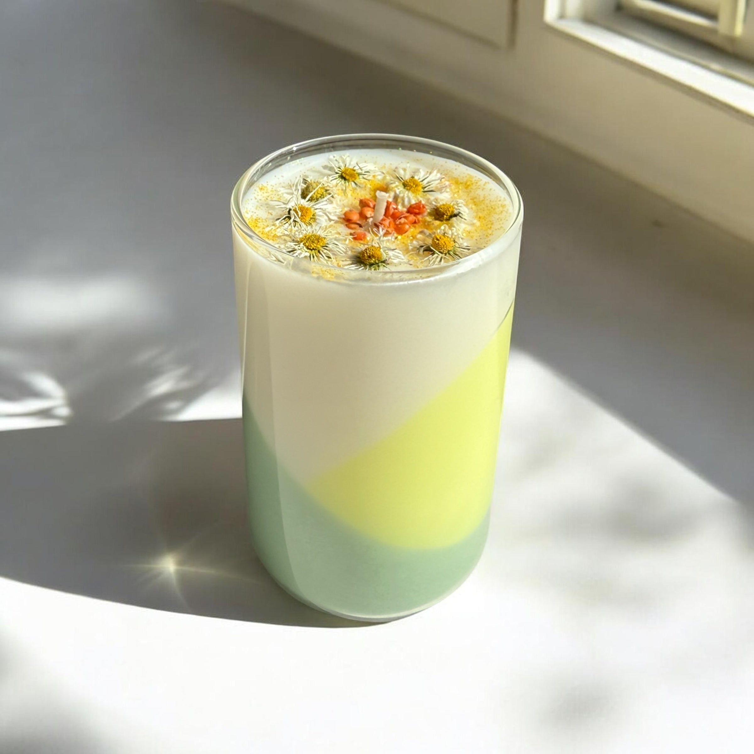 Handgemachte Sojawachs-Kerze "Blumenwiese" mit Gänseblümchen & Blumensamen