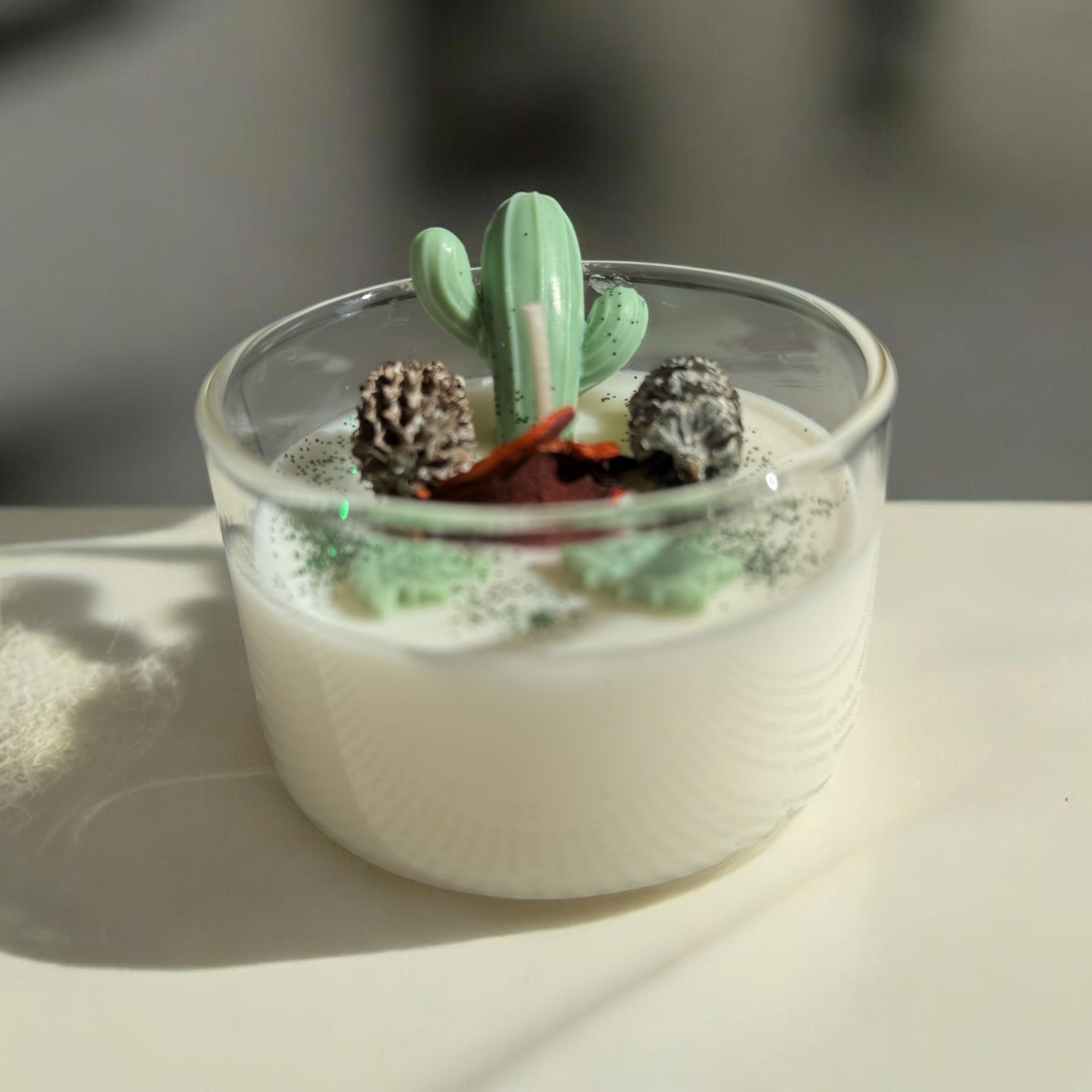 Handgemachte Soya-Kerze "Wüsten-Oase" mit Waldkiefernkegeln aus Österreich