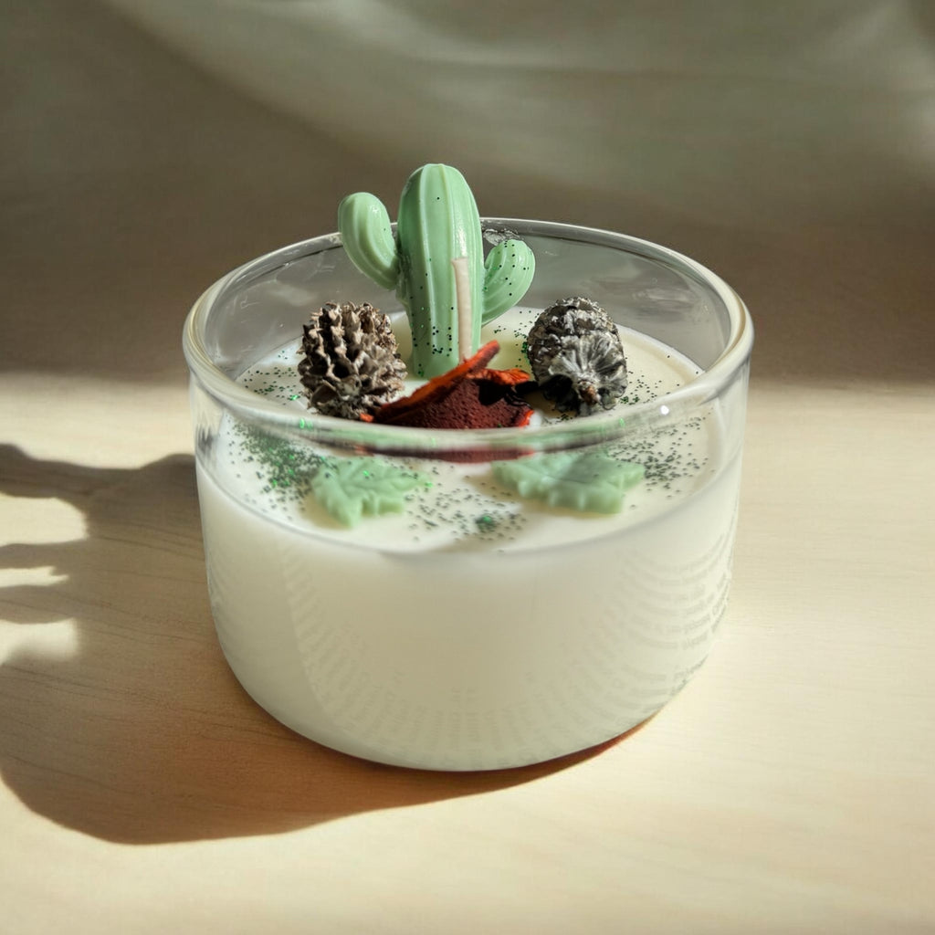 Handgemachte Soya-Kerze "Wüsten-Oase" mit Waldkiefernkegeln aus Österreich