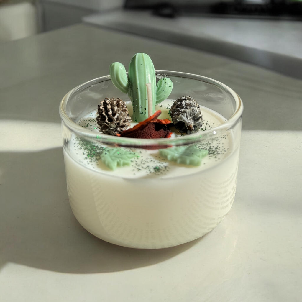 Handgemachte Soya-Kerze "Wüsten-Oase" mit Waldkiefernkegeln aus Österreich