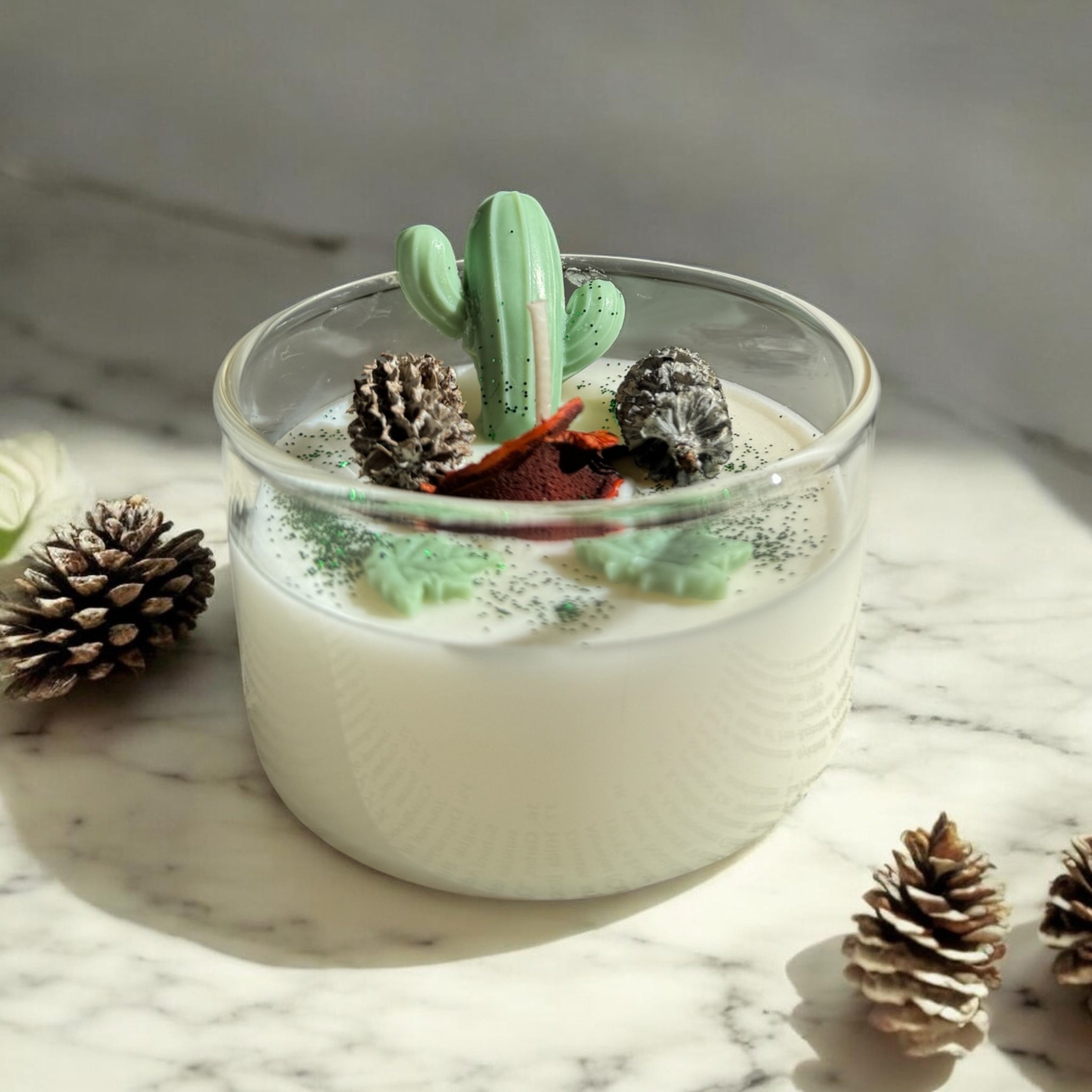 Handgemachte Soya-Kerze "Wüsten-Oase" mit Waldkiefernkegeln aus Österreich