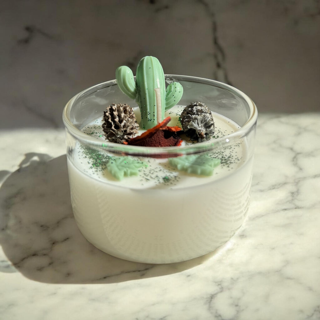 Handgemachte Soya-Kerze "Wüsten-Oase" mit Waldkiefernkegeln aus Österreich