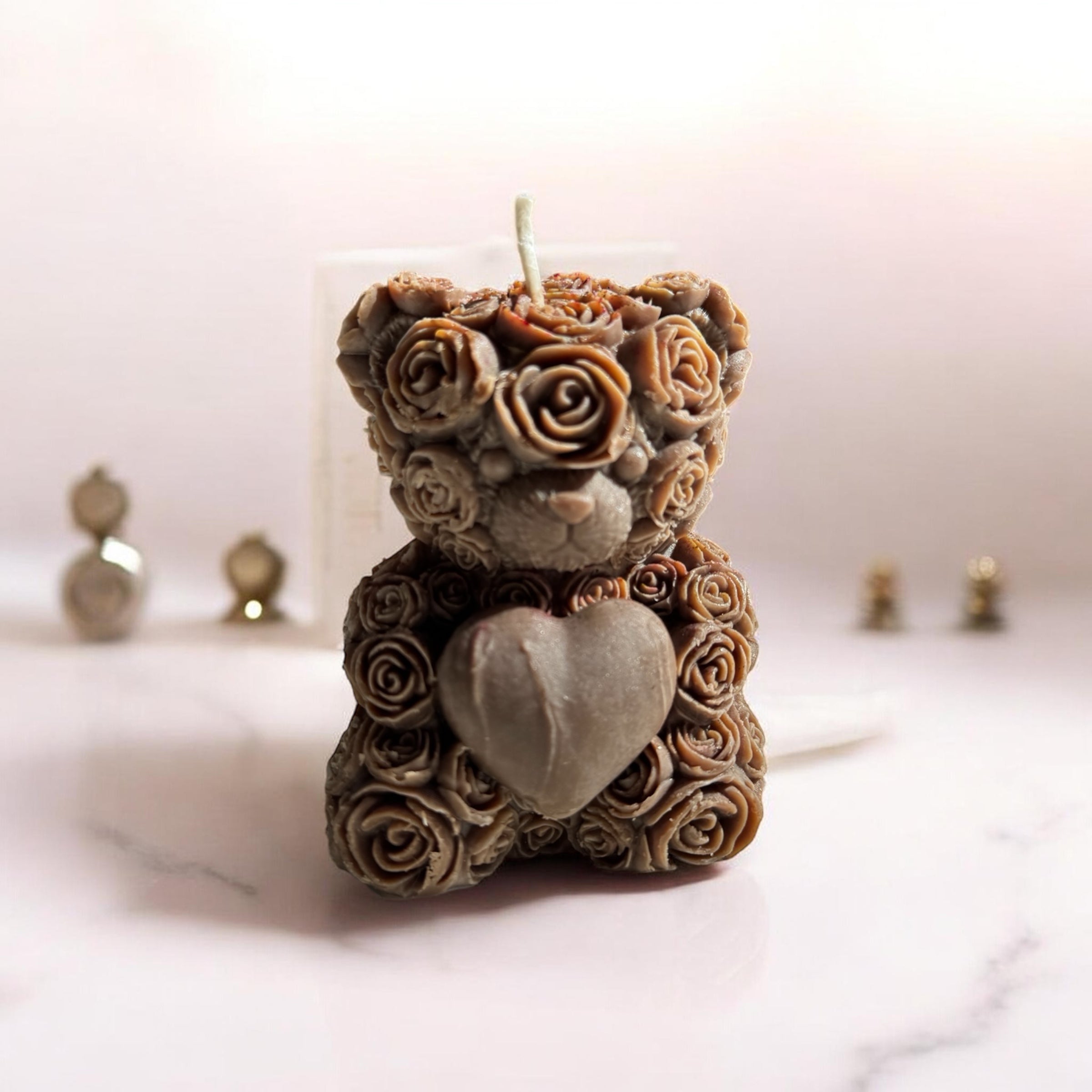 Handgemachte Bären-Kerze "Herz & Blumen" – Süßes Deko-Highlight