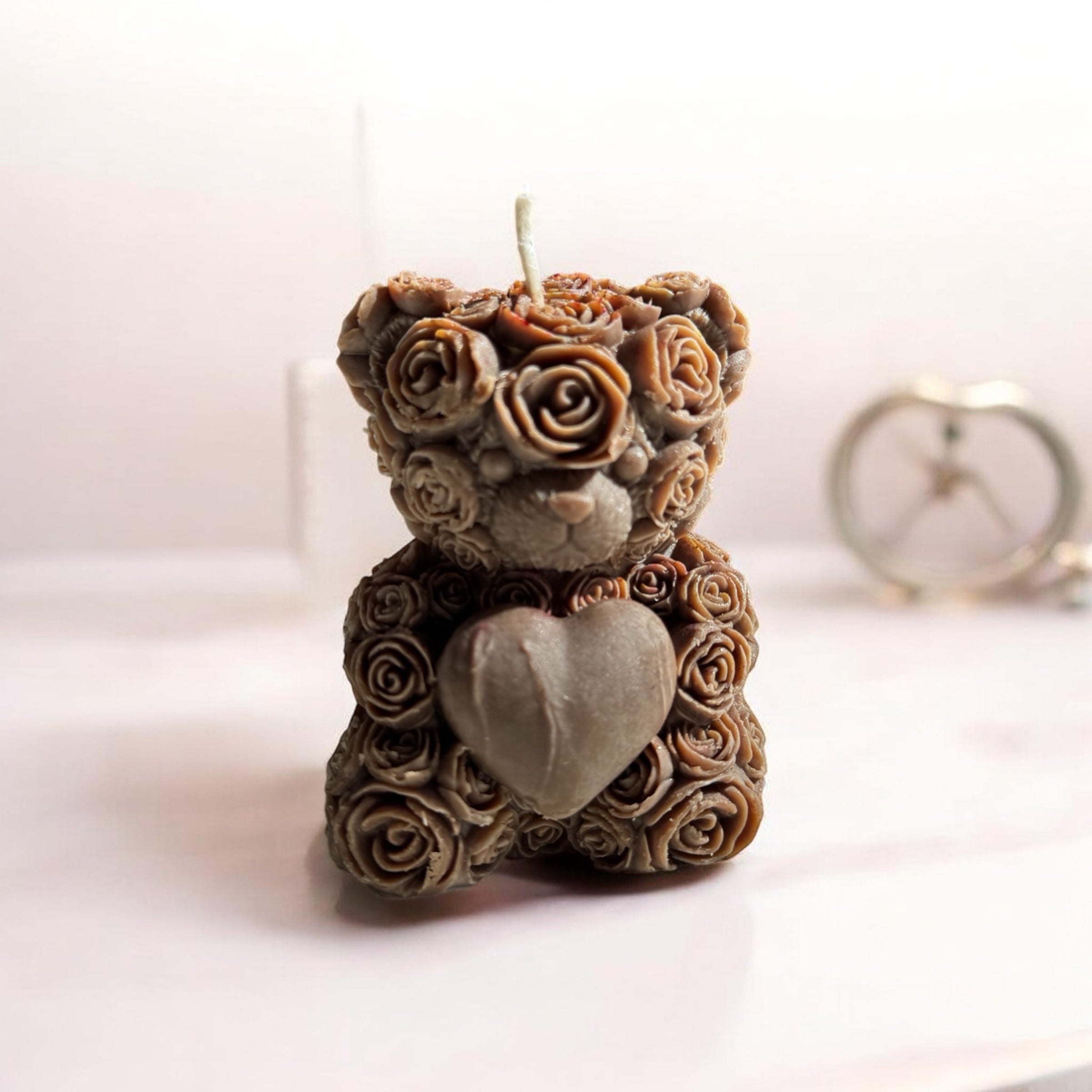 Handgemachte Bären-Kerze "Herz & Blumen" – Süßes Deko-Highlight