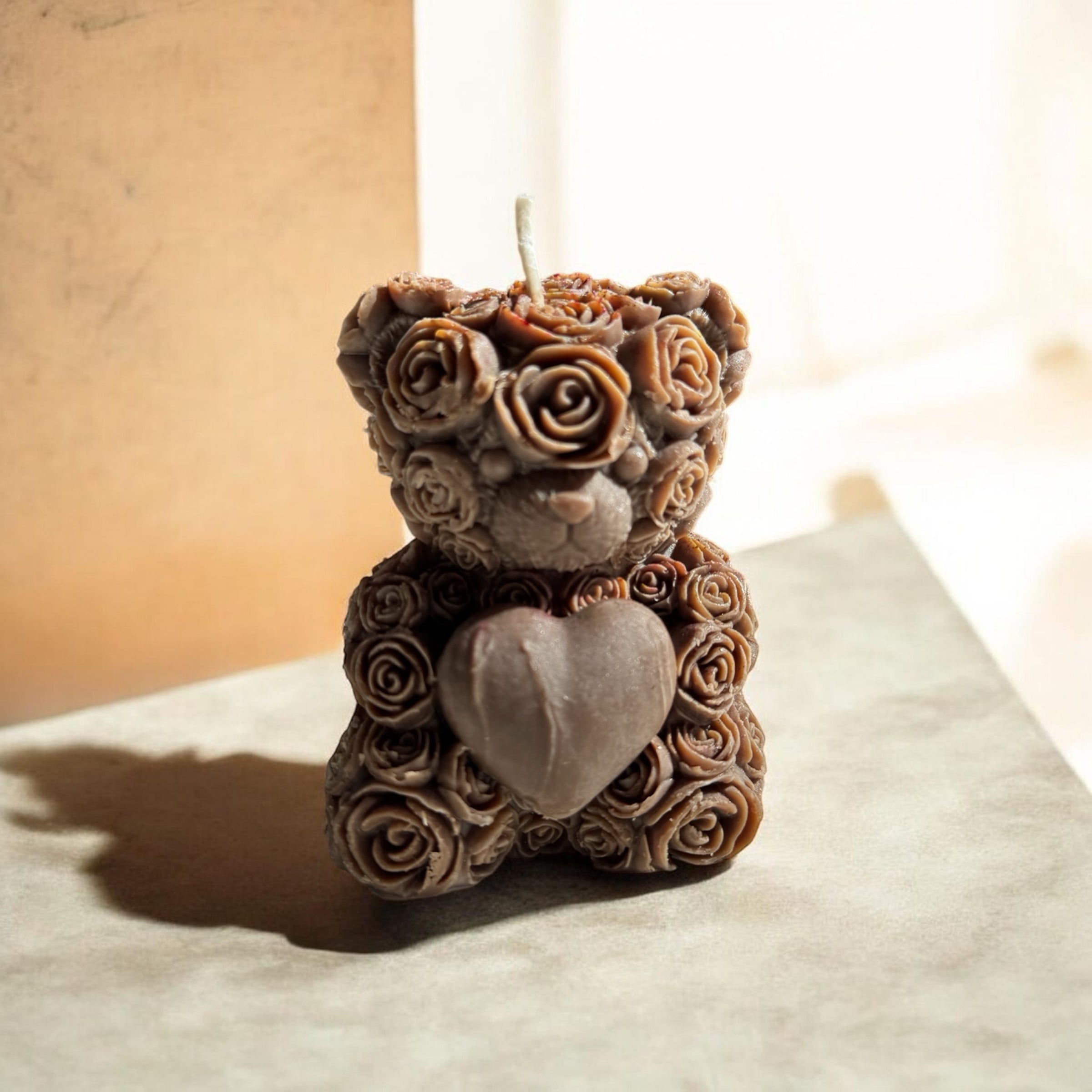 Handgemachte Bären-Kerze "Herz & Blumen" – Süßes Deko-Highlight