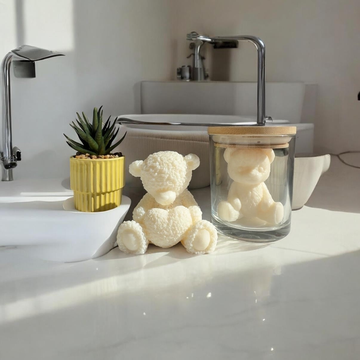 Handgemachte Bären-Kerze "Purer Bär" – Minimal-Design in Weiß