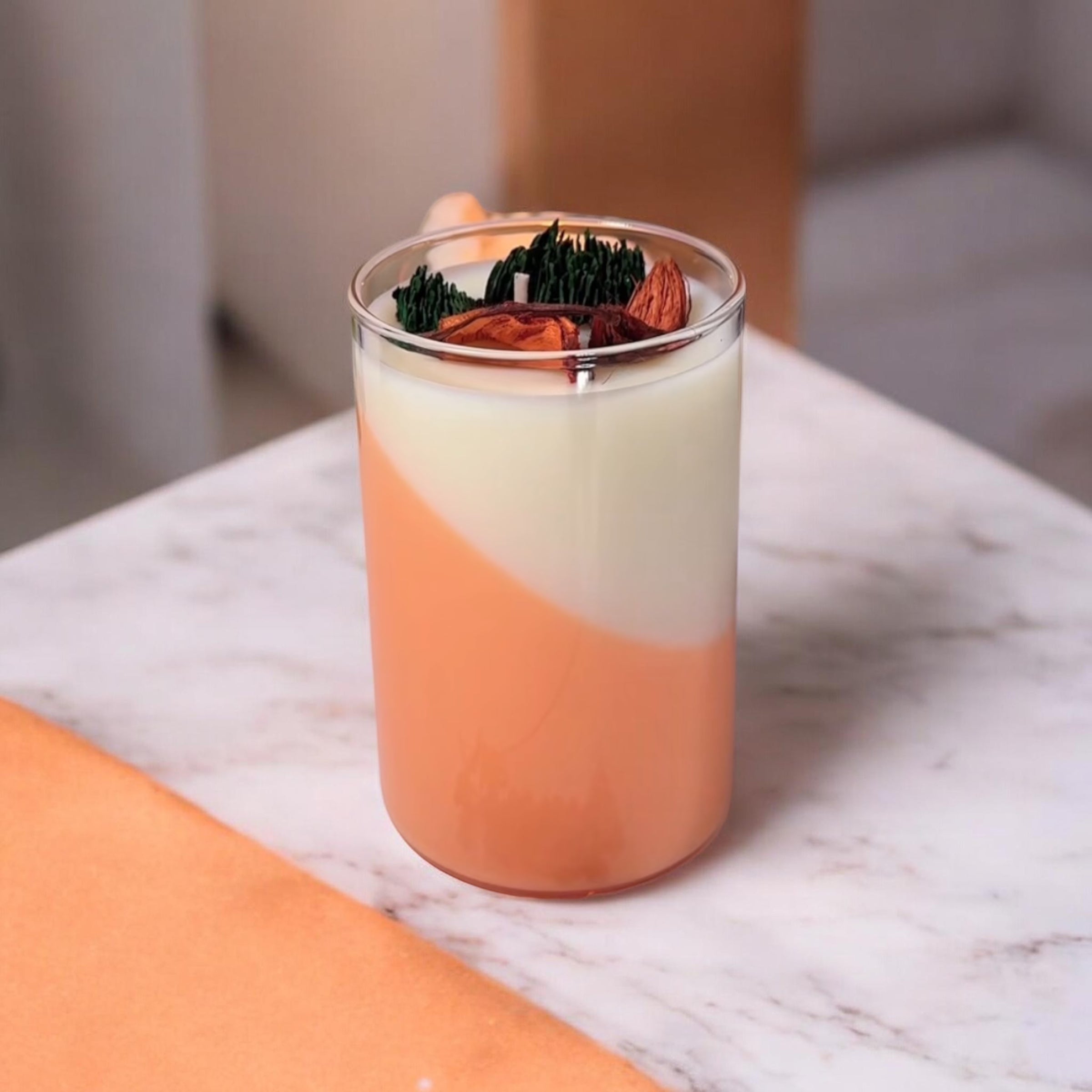 Handgemachte Natur-Kerze "Waldgeflüster" – Mit echten getrockneten Waldschätzen