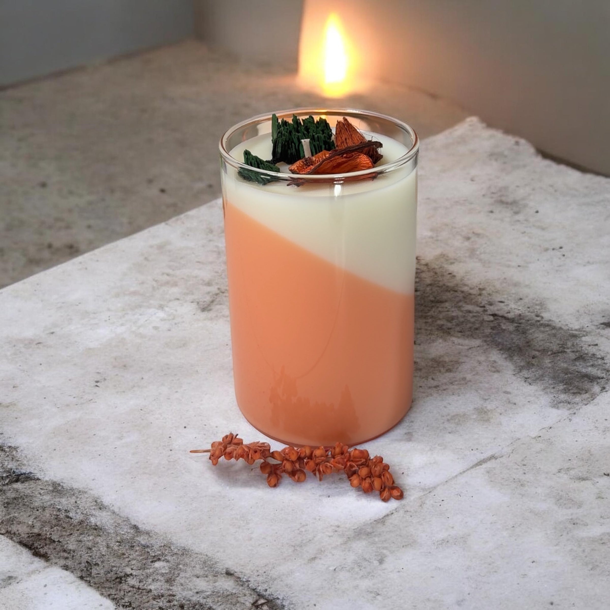 Handgemachte Natur-Kerze "Waldgeflüster" – Mit echten getrockneten Waldschätzen