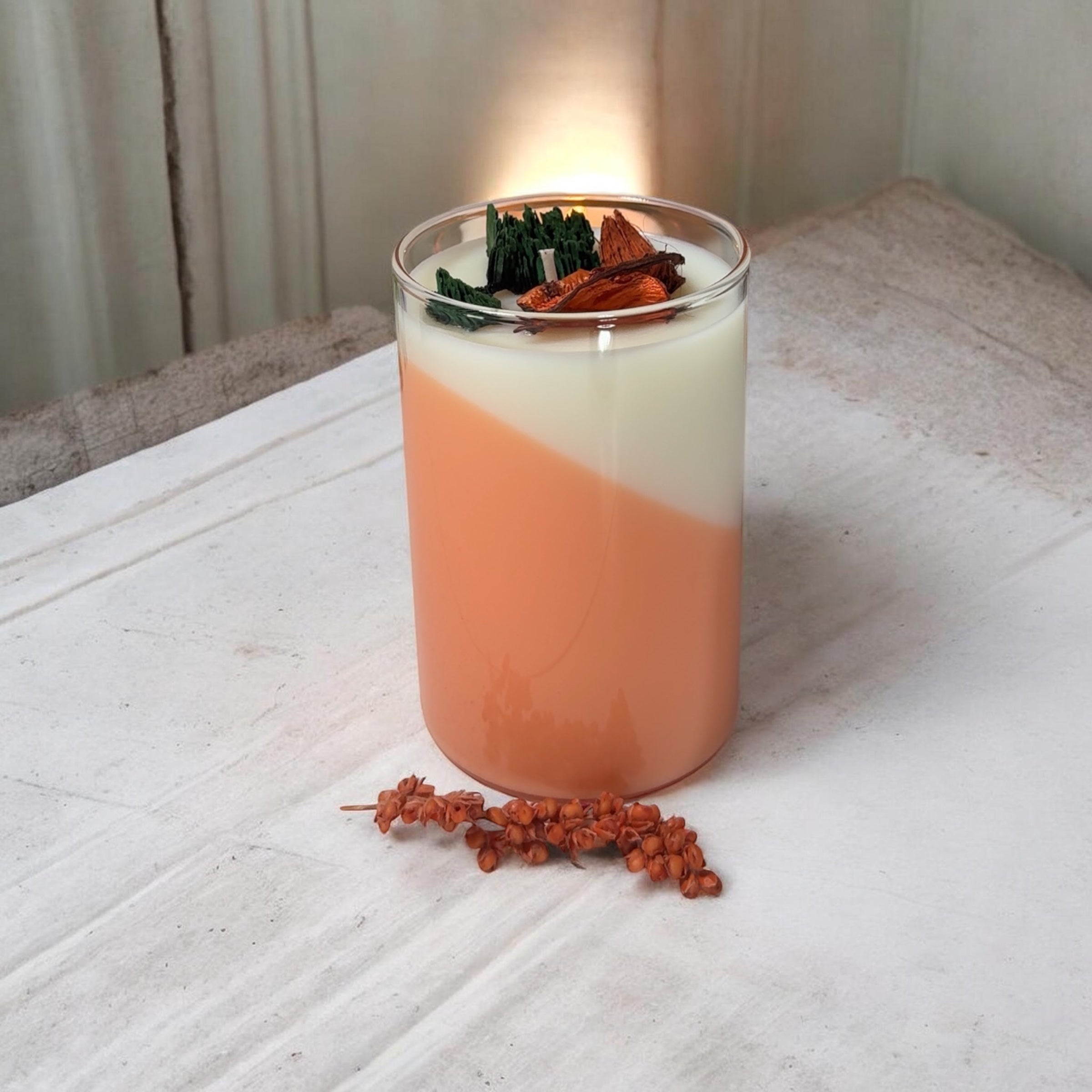 Handgemachte Natur-Kerze "Waldgeflüster" – Mit echten getrockneten Waldschätzen