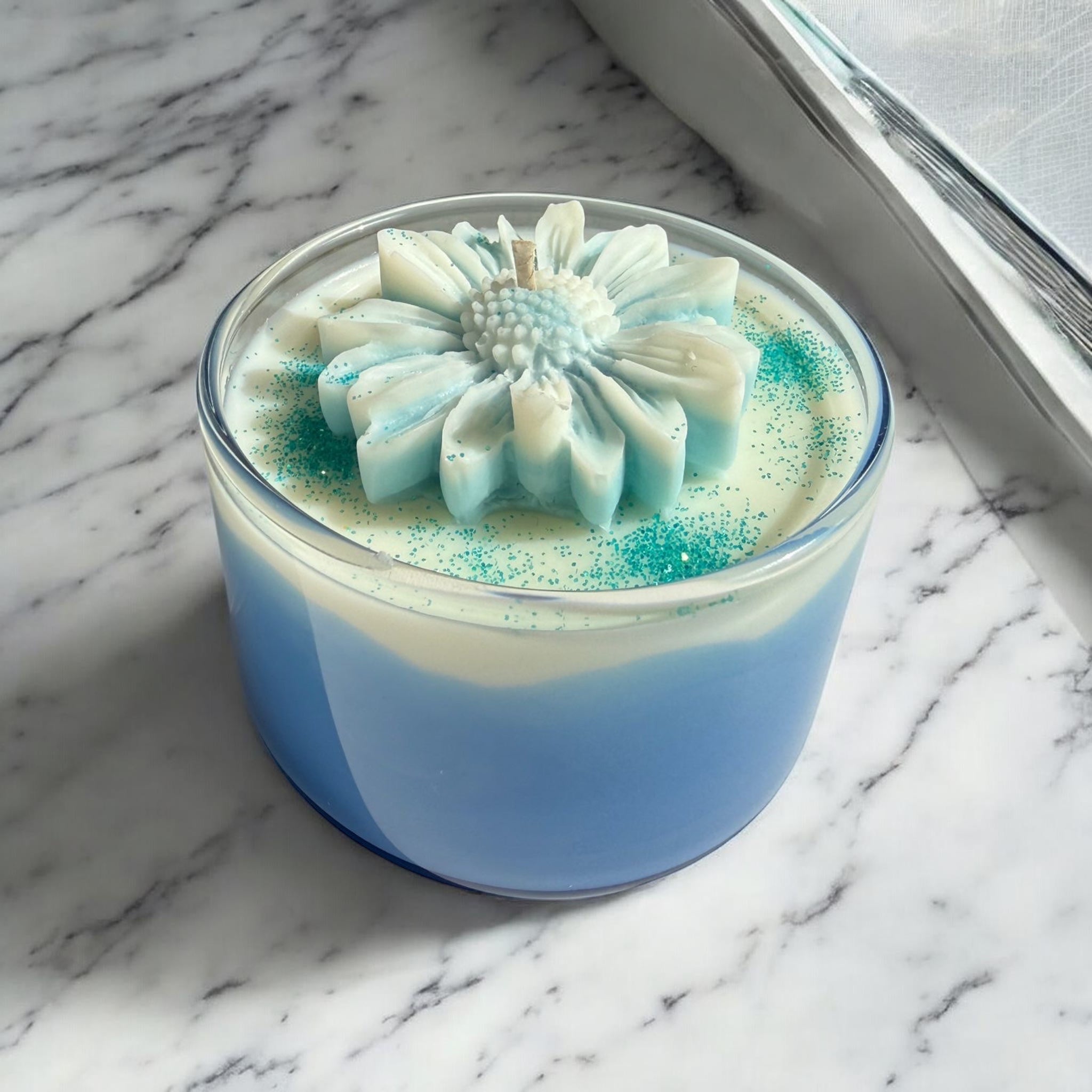 "Blaue Oase" – Handgefertigte Soya-Kerze mit Dahlia-Blüte