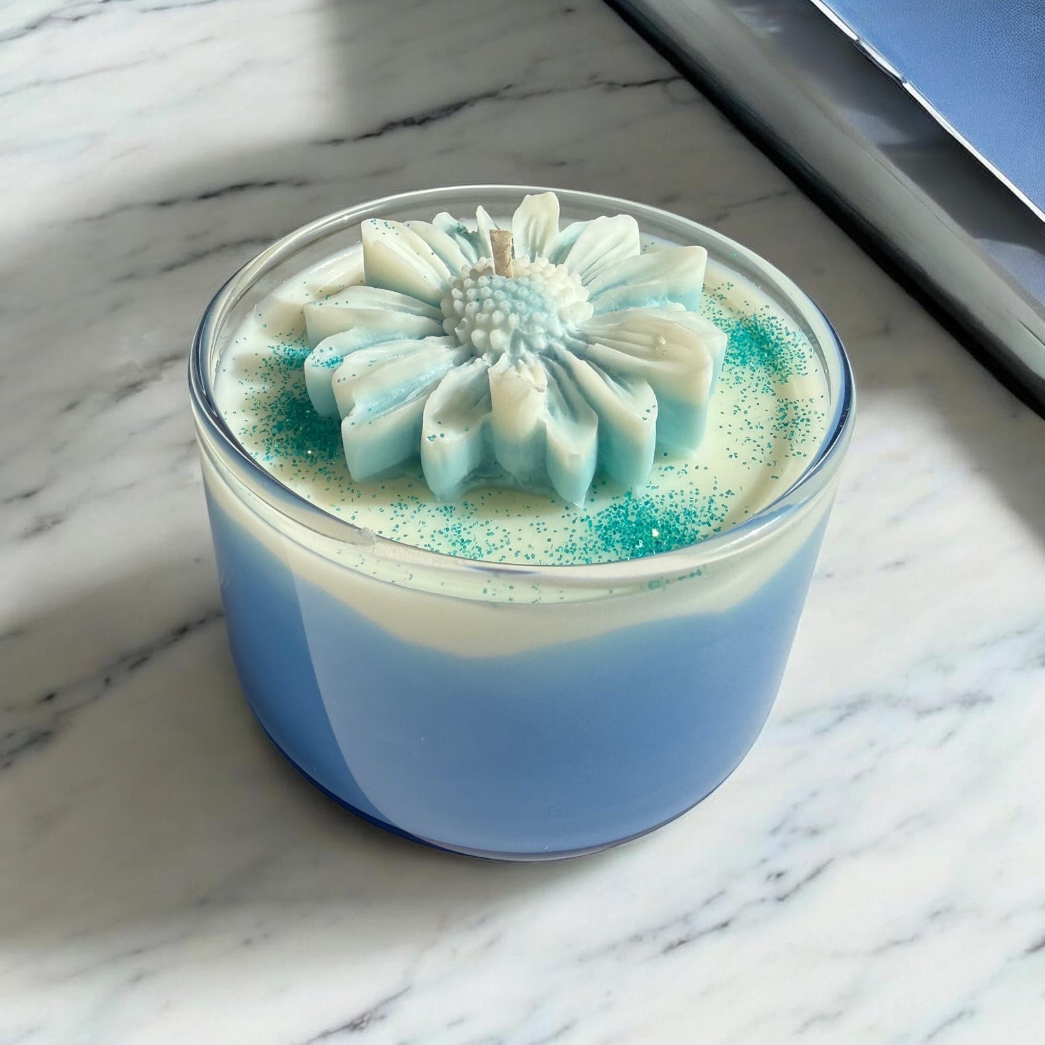 "Blaue Oase" – Handgefertigte Soya-Kerze mit Dahlia-Blüte