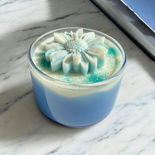 "Blaue Oase" – Handgefertigte Soya-Kerze mit Dahlia-Blüte