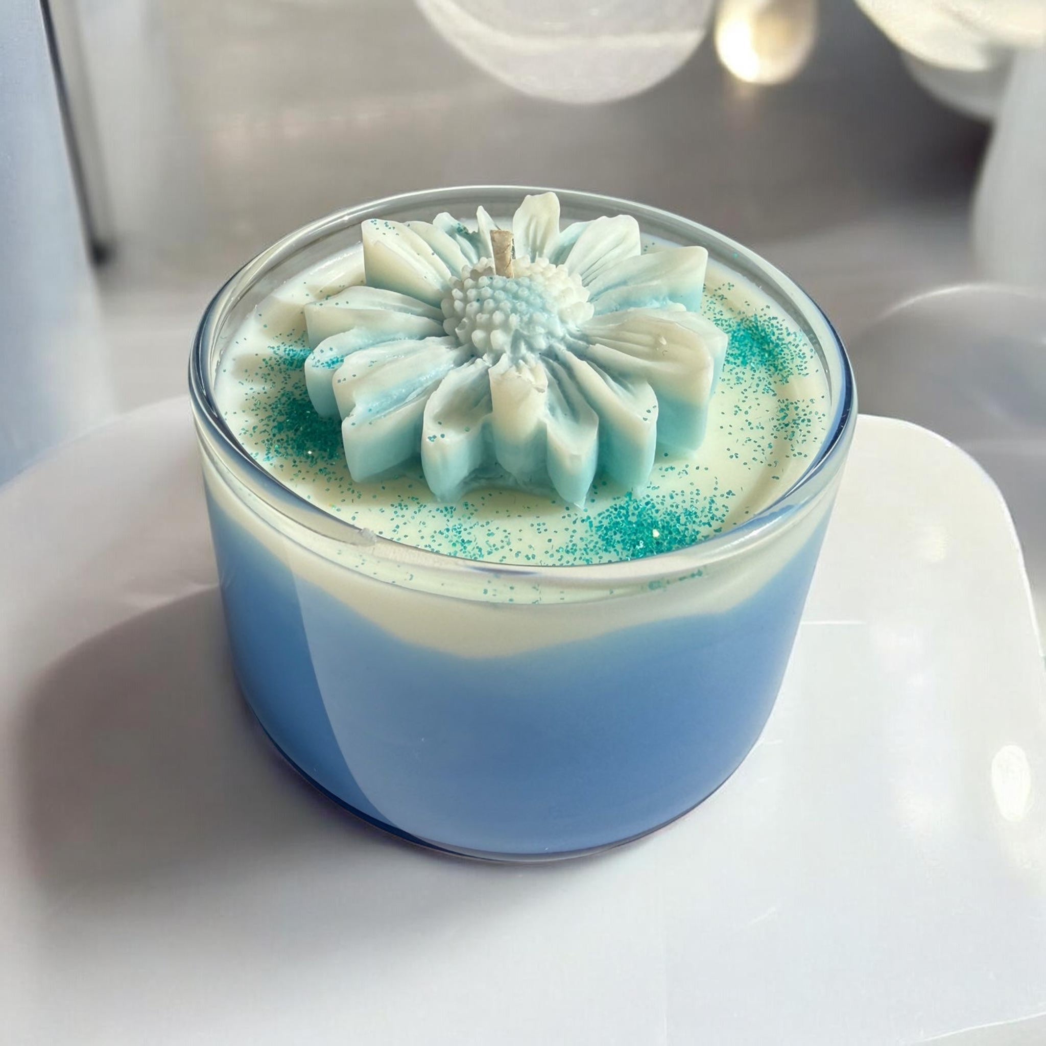 "Blaue Oase" – Handgefertigte Soya-Kerze mit Dahlia-Blüte